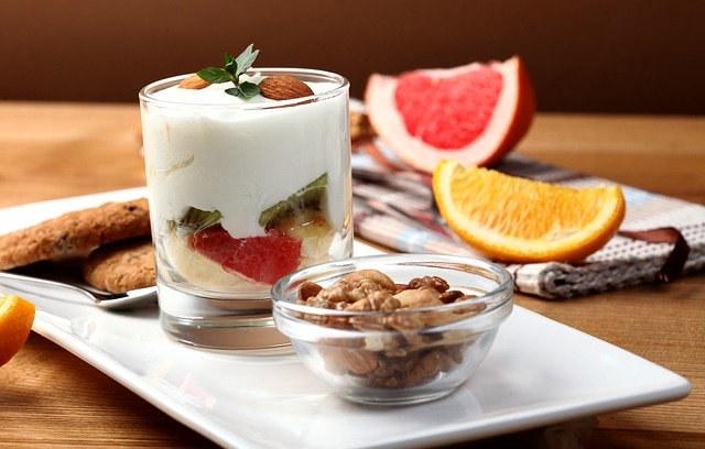 Jogurt s ovocím v sklenenom pohári a orechy.jpg
