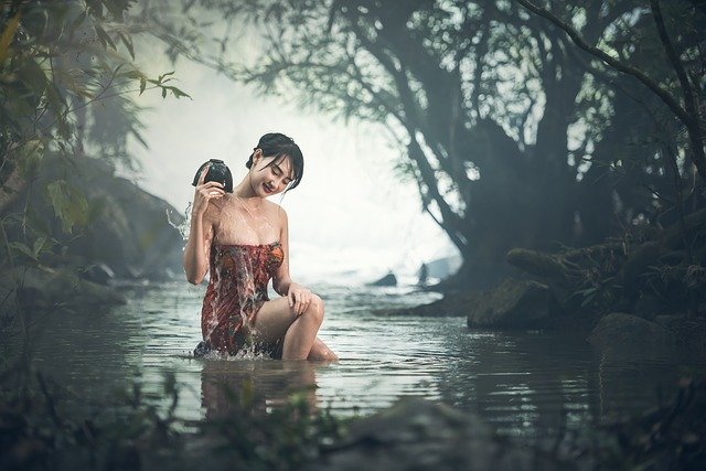 žena sa kúpe v potoku
